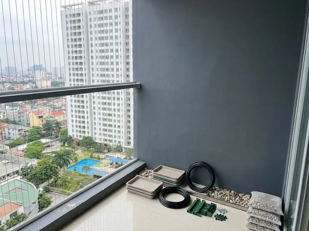 Ban công trống trước khi lắp đặt giàn rau