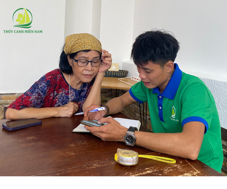 nhan-vien-thuy-canh-mien-nam-dang-tu-van-cho-khach-hang