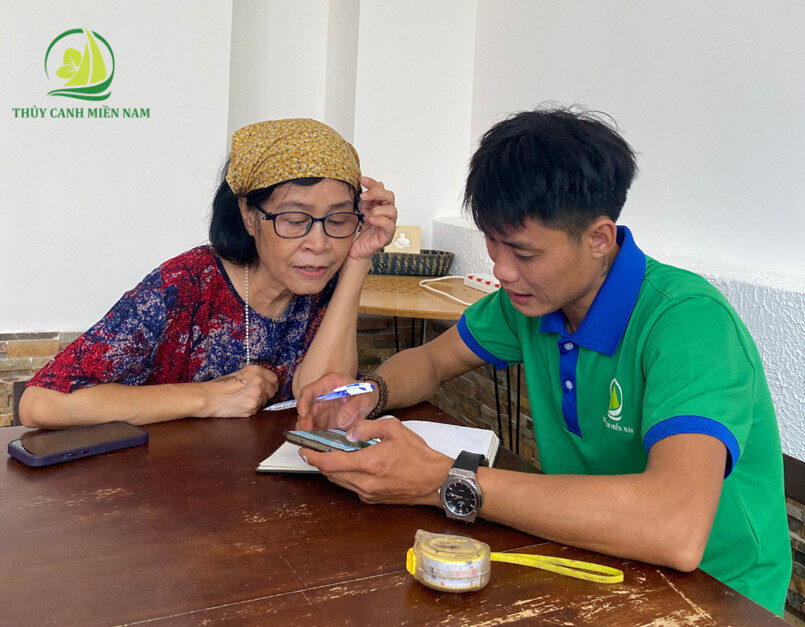 Nhân viên Thủy Canh Miền Nam đang tư vấn cho khách hàng 